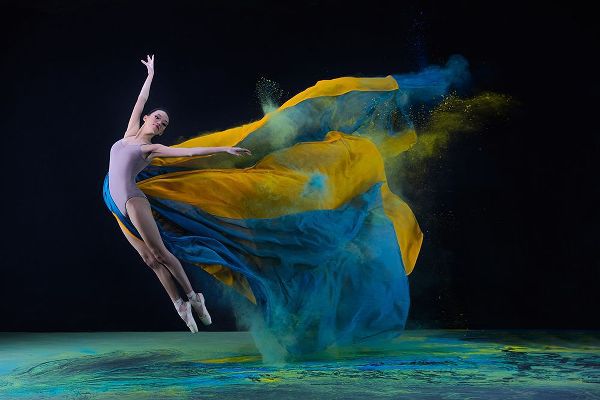 Suhardjo, Lisdiyanto 아티스트의 Ballerina Jade With Colourful Cloth작품입니다.