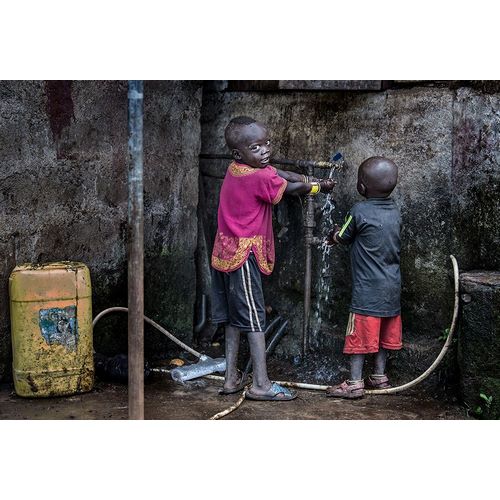 Inazio Kuesta, Joxe 아티스트의 Surmi Tribe Children Cleaning Their Hands Before Starting To Eat - Ethiopia작품입니다.