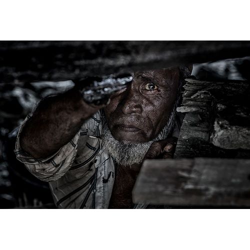 Inazio Kuesta, Joxe 아티스트의 Man Tarring The Keel Of A Ship - Bangladesh작품입니다.