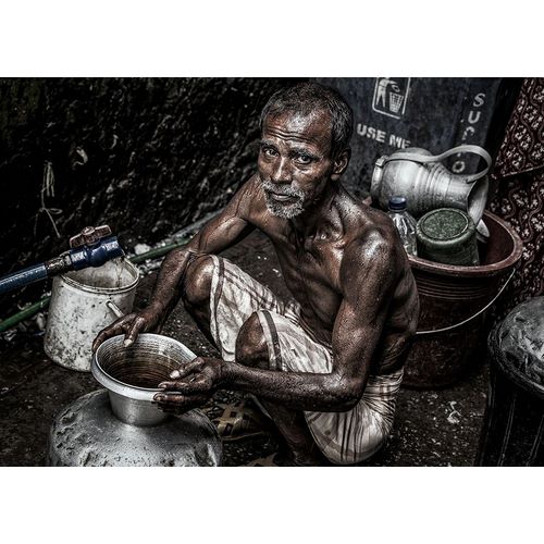 Inazio Kuesta, Joxe 아티스트의 Man Filling A Pitcher With Water In The Streets Of Bangladesh.작품입니다.