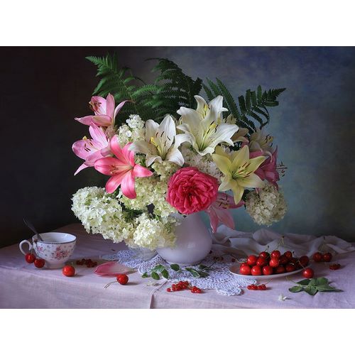 Skorokhod, Tatyana 아티스트의 Still Life With Garden Flowers And Berries작품입니다.