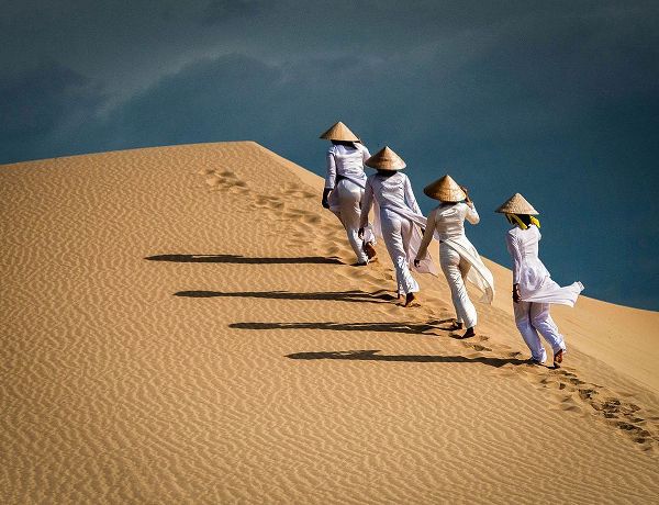 Yuk Kong, John 아티스트의 Walking Up The Sand Dune작품입니다.
