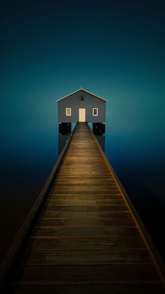Zhen Yu, James 아티스트의 Little blue boathouse in Perth작품입니다.