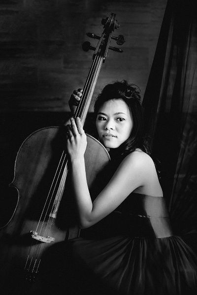 Yamamoto, Eiji 아티스트의 Female cellist작품입니다.