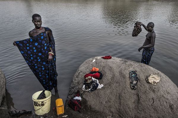 Inazio Kuesta, Joxe 아티스트의 Mundari Tribe Women Cleaning Clothes In The RIVer - South Sudan작품입니다.