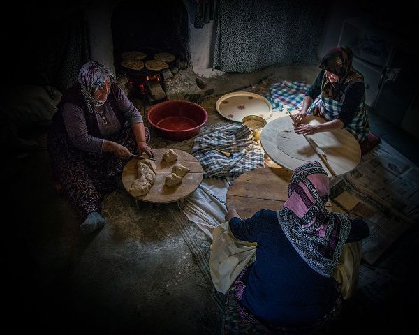 Bilgin, Zuhdu 아티스트의 Women Making Bread.작품입니다.