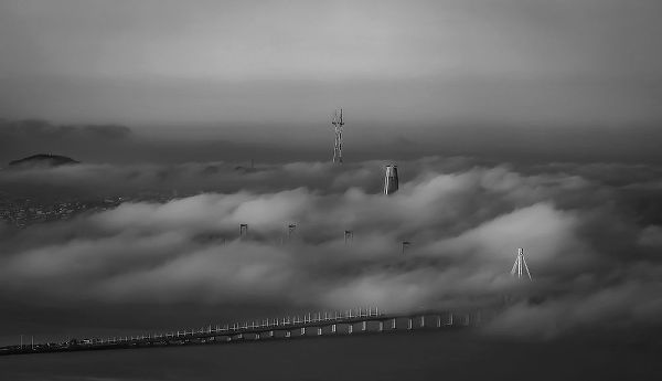 An, Anna 아티스트의 Thick Fog Rolling Over Bay Bridge작품입니다.