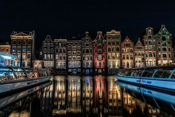 Mosqueira Rey, Eduardo 아티스트의 Qdancing Housesq On The Damrak Canal In Amsterdam작품입니다.