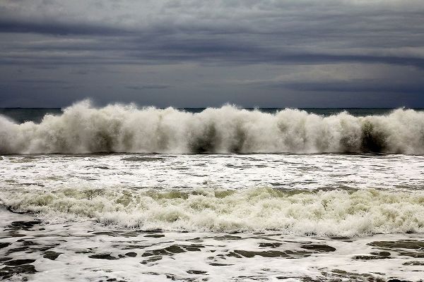 Sea with wave backwash in a cloudy day