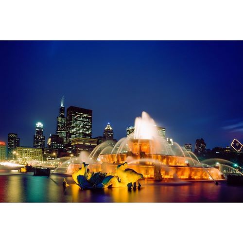 Dusk view of Buckingham Fountain in Chicago Illinois