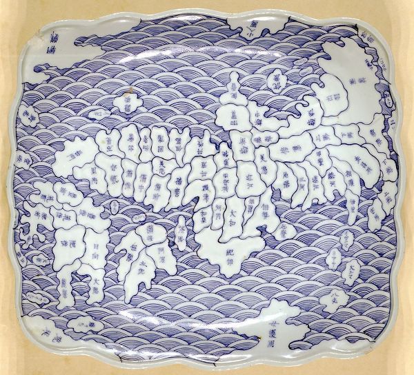 Vintage Maps 아티스트의 Porcelain plat map of Japan작품입니다.