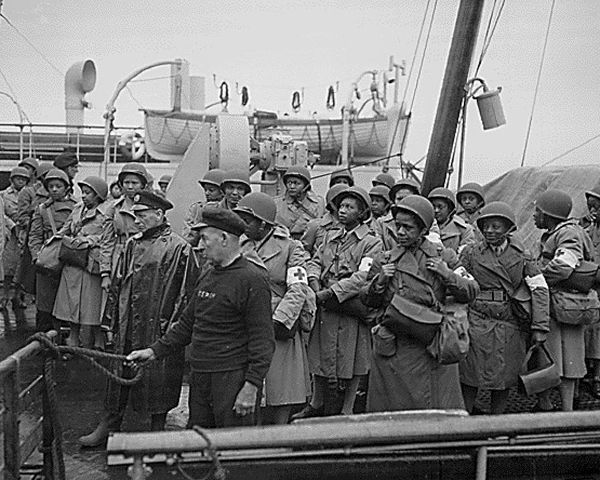 WWII U.S. Army nurses arrive at Greenock-Scotland