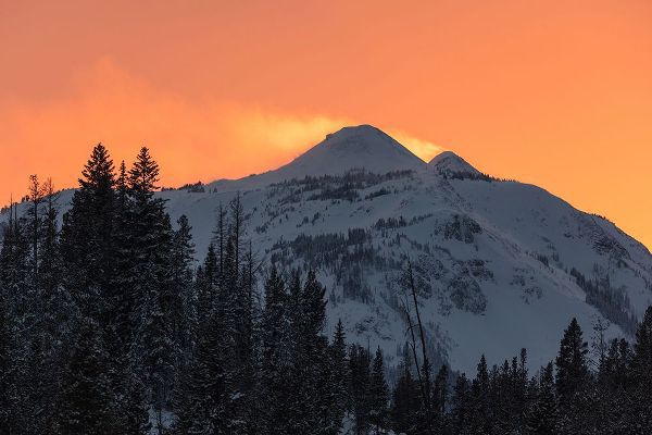 The Yellowstone Collection 작가의 Winter Solstice Sunset over Dome Mountain, Yellowstone National Park 작품