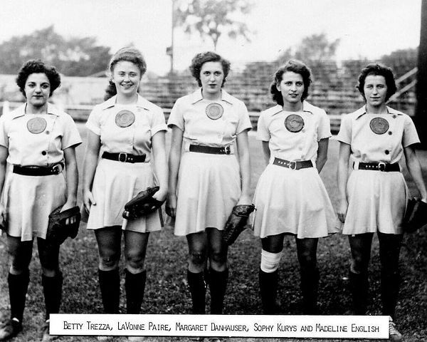 Vintage Photography 아티스트의 All American Girls Baseball League 1945작품입니다.