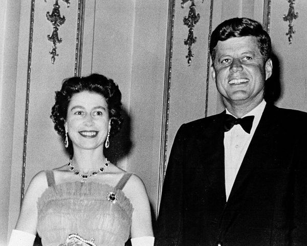 Vintage Photography 아티스트의 Queen Elizabeth II and President John Kennedy 1961작품입니다.
