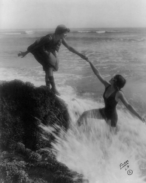 Vintage Photography 아티스트의 Bathing Beauties at the Seaside작품입니다.