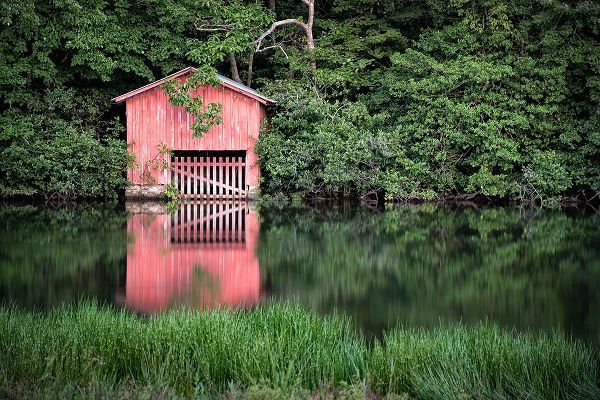 Alabama Picture Archive 아티스트의 Little Red Boat House-Alabama작품입니다.