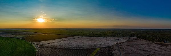 Texas Picture Archive 아티스트의 Aerial Panorama of the Ernie Schirmer Farms Cotton Harvest in Batesville-Texas작품입니다.