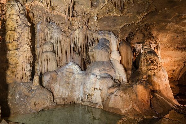 Texas Picture Archive 아티스트의 Formations in the Cave Without a Name-located near Boerne in Kendall County-Texas작품입니다.