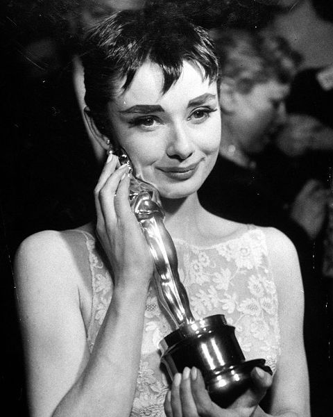 Vintage Hollywood Archive 아티스트의 Audrey Hepburn with Oscar won for the romantic comedy film Roman Holiday 1953작품입니다.