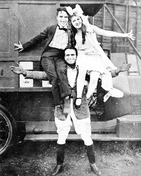 Vintage Hollywood Archive 아티스트의 Douglas Fairbanks, Charlie Chaplin, Mary Pickford, When the Circus Comes to Town작품입니다.