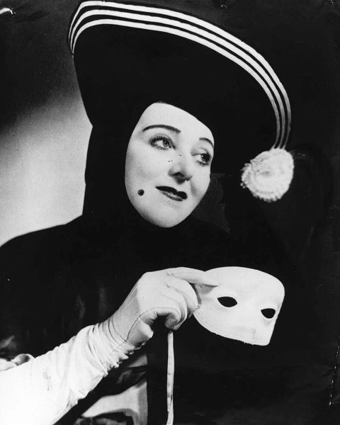 Vintage Hollywood Archive 아티스트의 Evelyn Gardiner, The DOyly Carte Opera Company, 1936작품입니다.