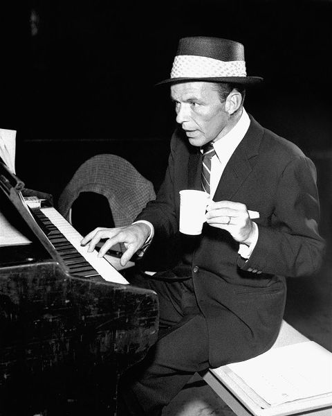 Vintage Hollywood Archive 아티스트의 Frank Sinatra at the piano, 1954작품입니다.