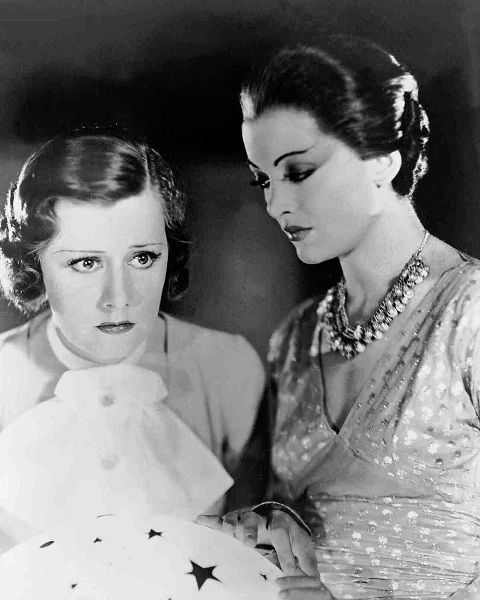 Vintage Hollywood Archive 아티스트의 Irene Dunne, Myrna Loy, Thirteen Women, 1932작품입니다.