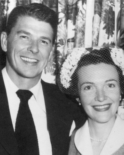 Vintage Hollywood Archive 아티스트의 Ronald Reagan, Nancy Reagan, 1952작품입니다.