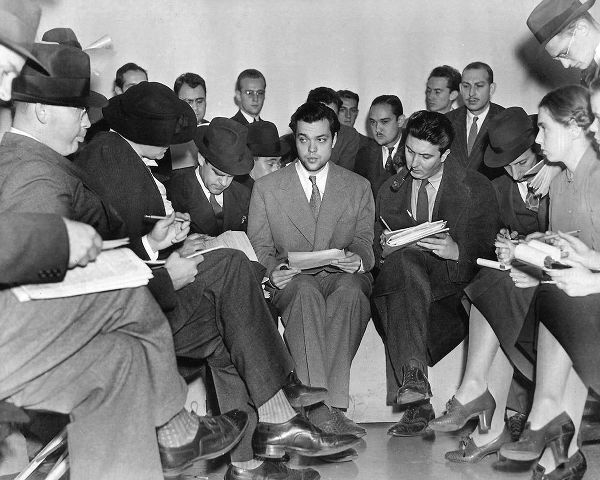Vintage Hollywood Archive 아티스트의 Orson Welles with reporters after the War of the Worlds radio broadcast, 1938작품입니다.