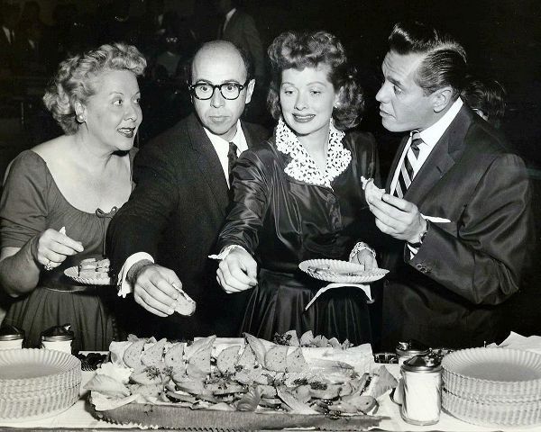 Vintage Hollywood Archive 아티스트의 Vivian Vance, Jess Oppenheime, Lucille Ball, and Desi Arnaz, 1955작품입니다.