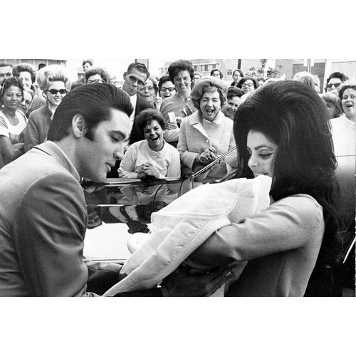 Vintage Music Archive 아티스트의 Elvis Presley and Priscilla with Lisa Marie-1968작품입니다.